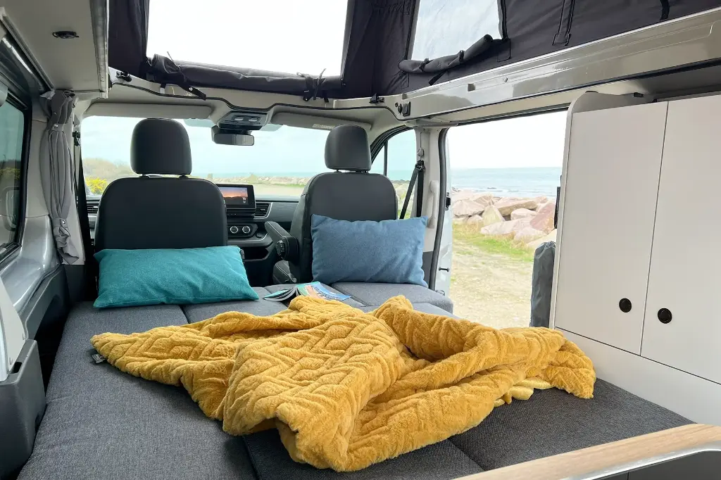 Flex-PLUS-campervan-2-tot-4-plaatsen-kambed-1.webp