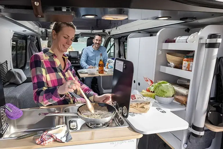 campervan-4-plaatsen-uitgeruste-keuken.webp