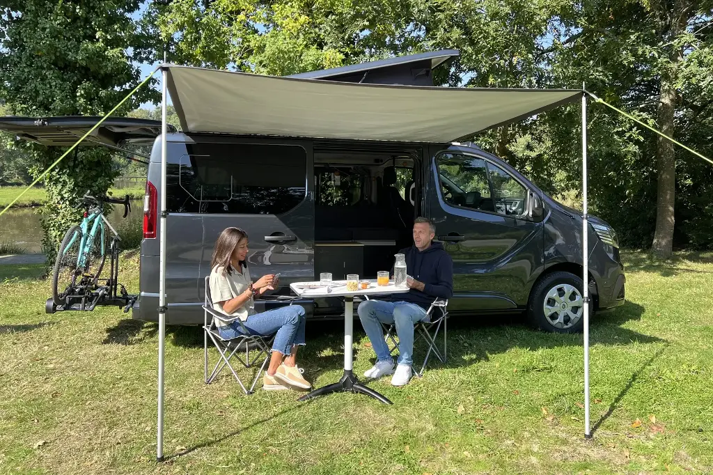 Flex-Confort-PLUS-campervan-4-plaatsen-zijluifel-achterkleptent-buiten.webp