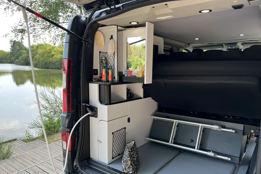 20-Flex-5-campervan-5-plaatsen-foto-badkamer-douche.webp