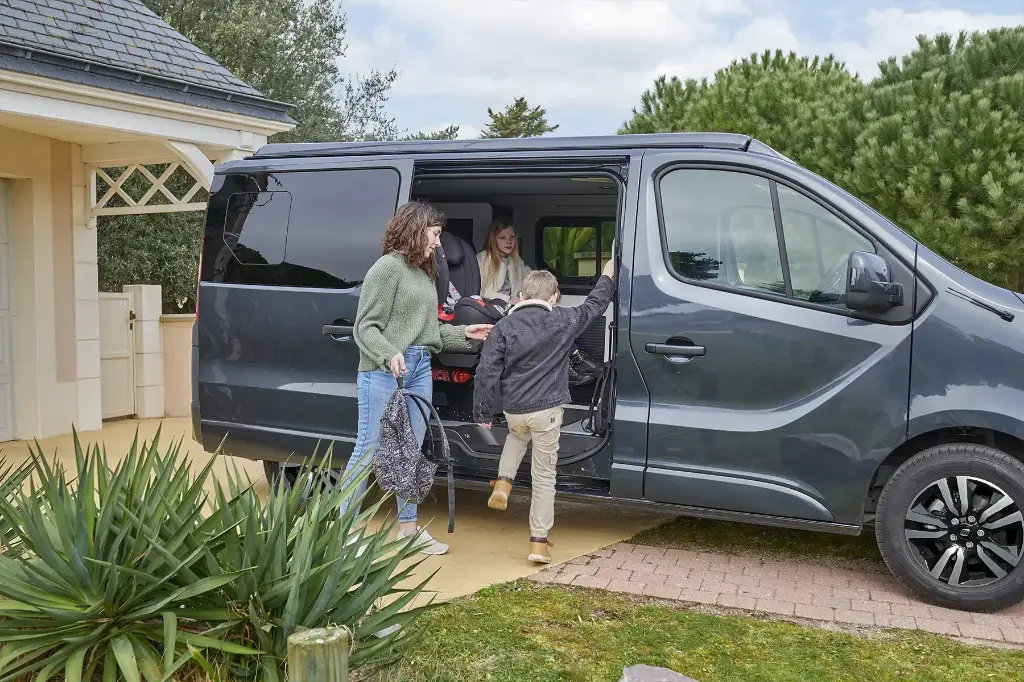 Flex-5-campervan-met-Isofix-zetels-1.webp