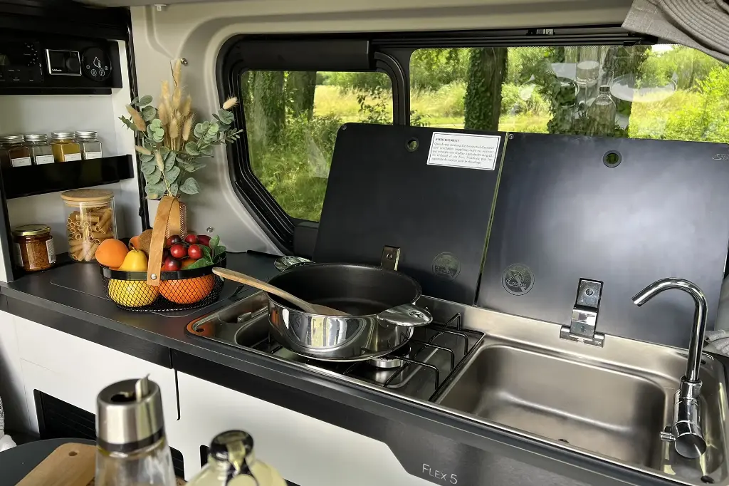 Flex-5-campervan-5-plaatsen-uitgeruste-keuken.webp