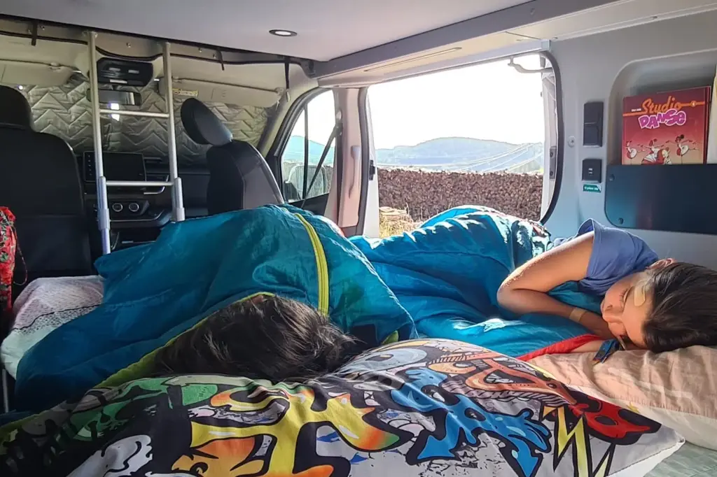 Flex-5-campervan-5-plaatsen-bed-beneden.webp